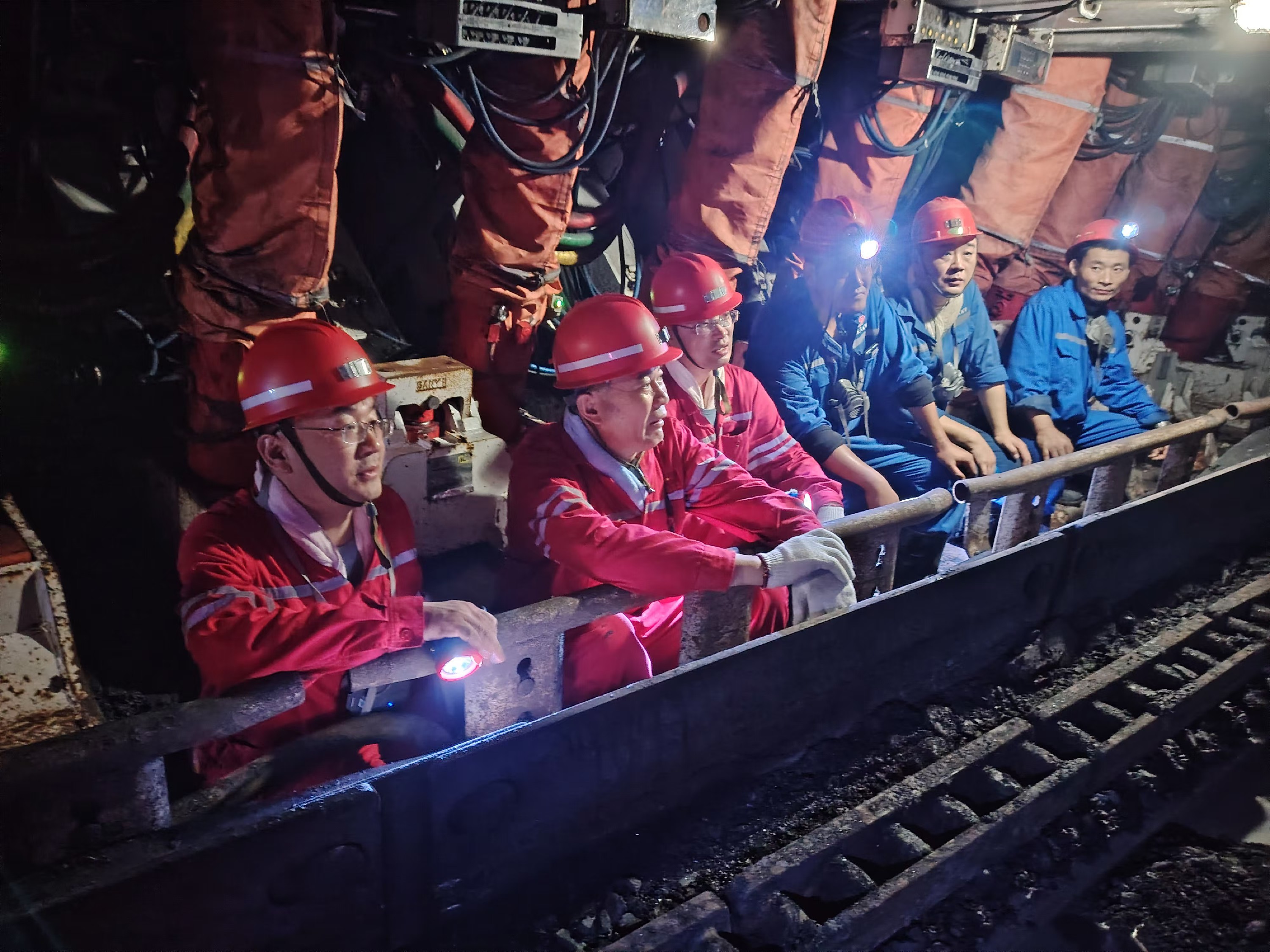 集團領(lǐng)導(dǎo)到東大煤礦調(diào)研安全生產(chǎn)工作