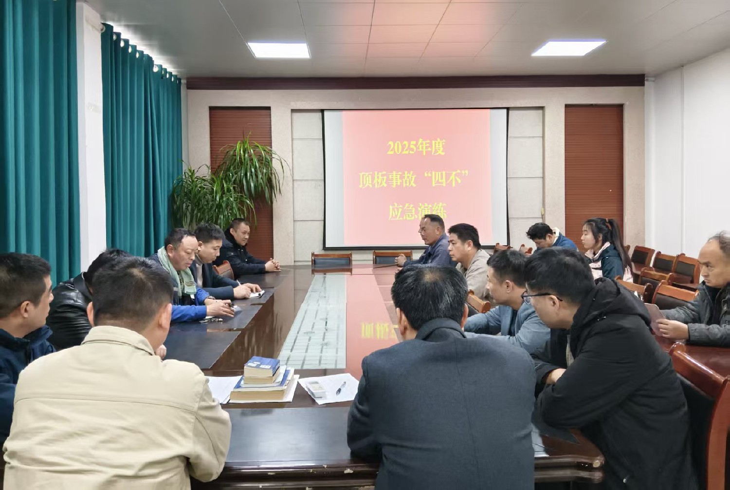 級(jí)索煤礦成功以“四不”方式開(kāi)展頂板事故應(yīng)急演練