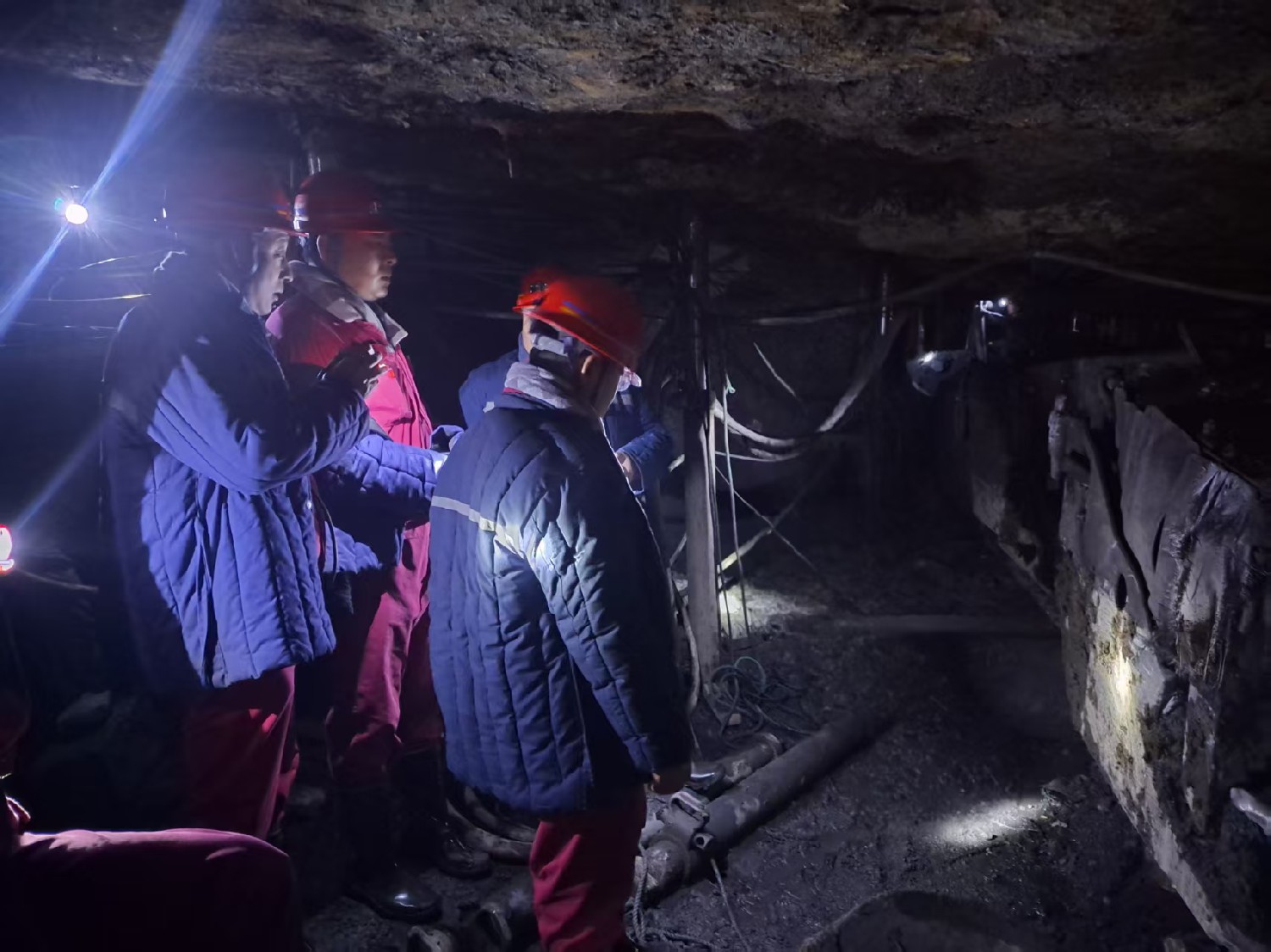 新汶礦業(yè)集團客人來辰龍集團級索煤礦考察交流