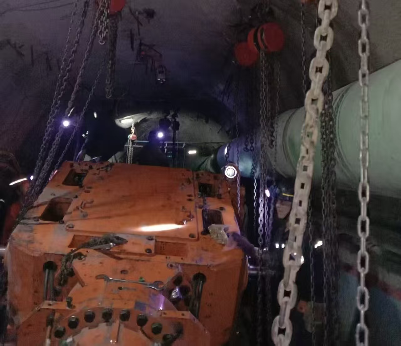 金達煤礦大型綜掘機轉(zhuǎn)運安裝任務(wù)圓滿完成